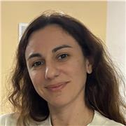 Educadora infantil da clases de apoyo, a todas las edades